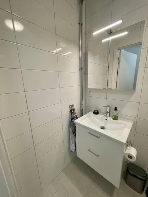 Newly Built Bright Apartment, Close To Everything If You Want To Visit Stockholm, You Will Find The Perfect Accommodation Here! Ferry Line 80 Makes It Very Convenient And Easy To Get To The City Center Nacka Eksteriør bilde
