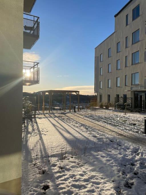 Newly Built Bright Apartment, Close To Everything If You Want To Visit Stockholm, You Will Find The Perfect Accommodation Here! Ferry Line 80 Makes It Very Convenient And Easy To Get To The City Center Nacka Eksteriør bilde