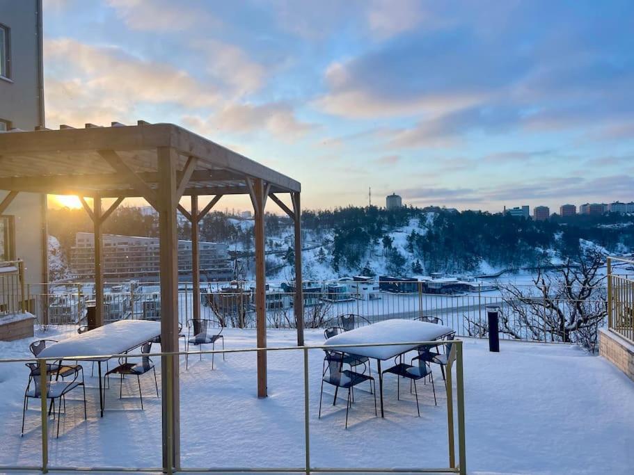 Newly Built Bright Apartment, Close To Everything If You Want To Visit Stockholm, You Will Find The Perfect Accommodation Here! Ferry Line 80 Makes It Very Convenient And Easy To Get To The City Center Nacka Eksteriør bilde