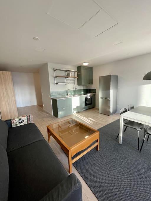 Newly Built Bright Apartment, Close To Everything If You Want To Visit Stockholm, You Will Find The Perfect Accommodation Here! Ferry Line 80 Makes It Very Convenient And Easy To Get To The City Center Nacka Eksteriør bilde