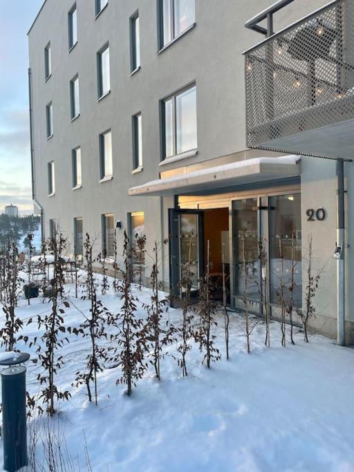 Newly Built Bright Apartment, Close To Everything If You Want To Visit Stockholm, You Will Find The Perfect Accommodation Here! Ferry Line 80 Makes It Very Convenient And Easy To Get To The City Center Nacka Eksteriør bilde
