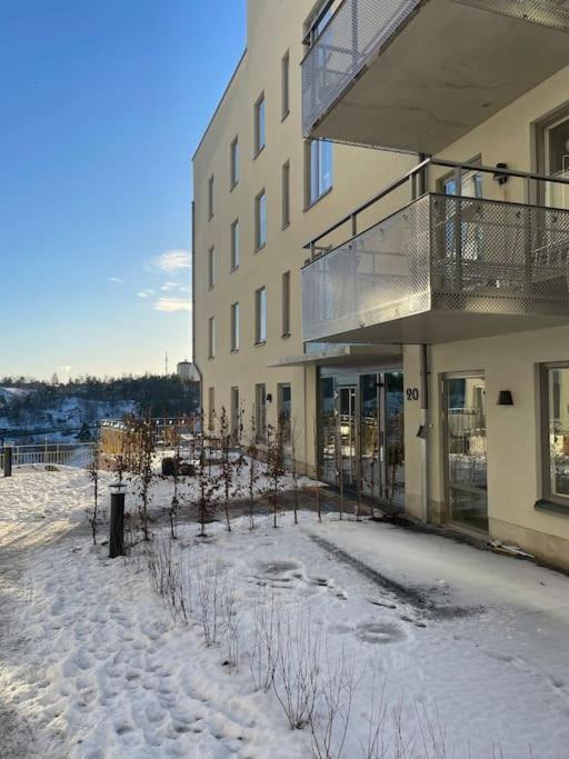 Newly Built Bright Apartment, Close To Everything If You Want To Visit Stockholm, You Will Find The Perfect Accommodation Here! Ferry Line 80 Makes It Very Convenient And Easy To Get To The City Center Nacka Eksteriør bilde