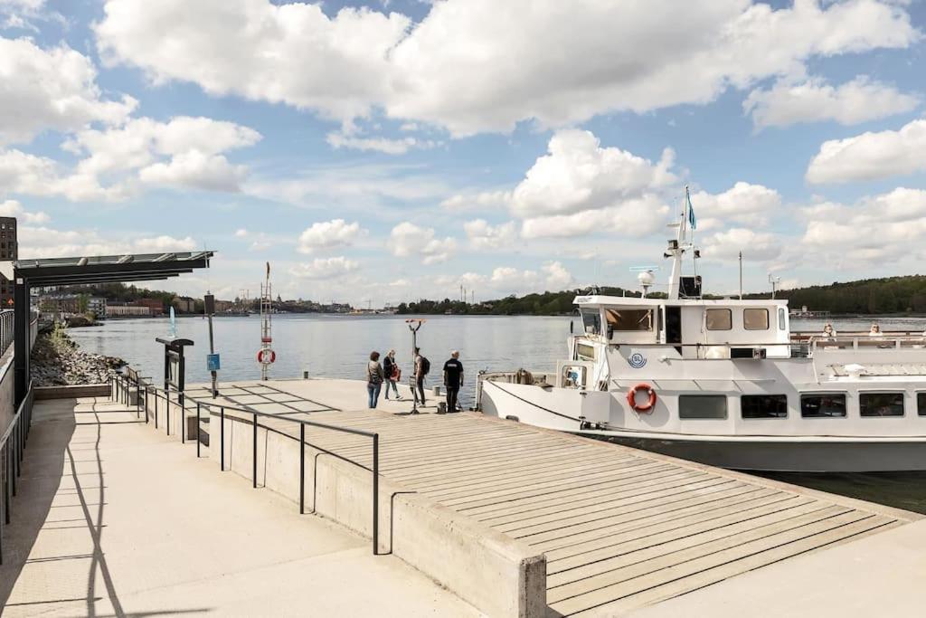 Newly Built Bright Apartment, Close To Everything If You Want To Visit Stockholm, You Will Find The Perfect Accommodation Here! Ferry Line 80 Makes It Very Convenient And Easy To Get To The City Center Nacka Eksteriør bilde