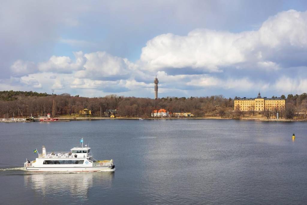Newly Built Bright Apartment, Close To Everything If You Want To Visit Stockholm, You Will Find The Perfect Accommodation Here! Ferry Line 80 Makes It Very Convenient And Easy To Get To The City Center Nacka Eksteriør bilde