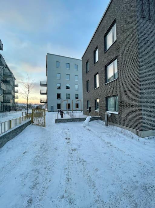Newly Built Bright Apartment, Close To Everything If You Want To Visit Stockholm, You Will Find The Perfect Accommodation Here! Ferry Line 80 Makes It Very Convenient And Easy To Get To The City Center Nacka Eksteriør bilde