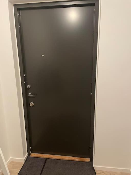 Newly Built Bright Apartment, Close To Everything If You Want To Visit Stockholm, You Will Find The Perfect Accommodation Here! Ferry Line 80 Makes It Very Convenient And Easy To Get To The City Center Nacka Eksteriør bilde
