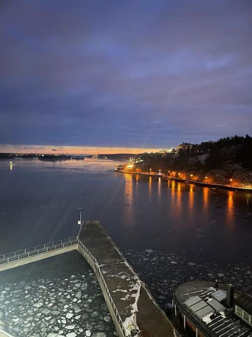 Newly Built Bright Apartment, Close To Everything If You Want To Visit Stockholm, You Will Find The Perfect Accommodation Here! Ferry Line 80 Makes It Very Convenient And Easy To Get To The City Center Nacka Eksteriør bilde