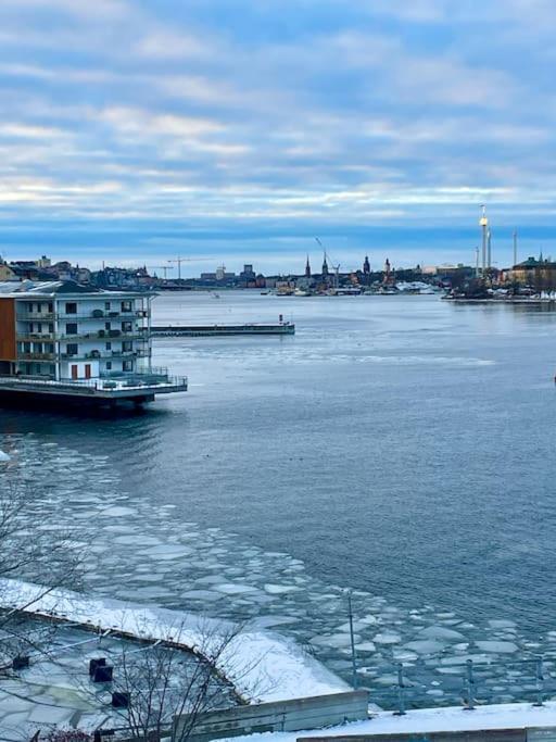 Newly Built Bright Apartment, Close To Everything If You Want To Visit Stockholm, You Will Find The Perfect Accommodation Here! Ferry Line 80 Makes It Very Convenient And Easy To Get To The City Center Nacka Eksteriør bilde