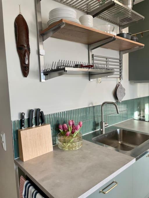 Newly Built Bright Apartment, Close To Everything If You Want To Visit Stockholm, You Will Find The Perfect Accommodation Here! Ferry Line 80 Makes It Very Convenient And Easy To Get To The City Center Nacka Eksteriør bilde